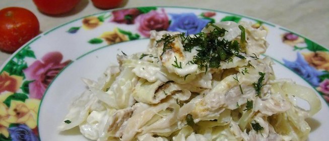 Куриный салат с омлетом и маринованным луком