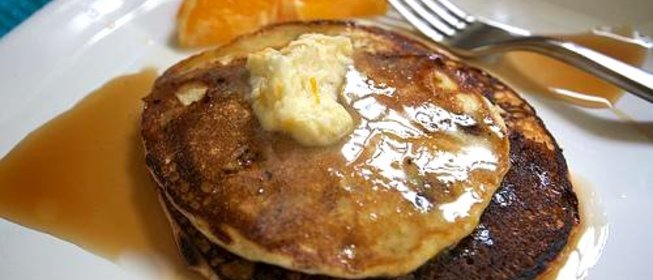 Кукурузные оладьи с черникой и апельсиновым маслом