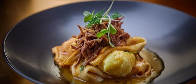 Блины с говяжьей вырезкой, луком порей и мясным соусом Жу