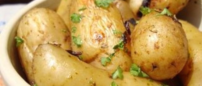 Молодой картофель с чесноком и петрушкой