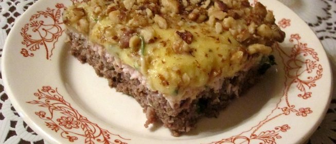 Двухслойная мясная запеканка с грецкими орехами