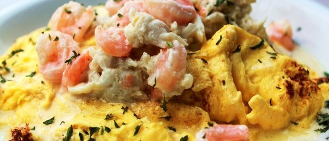 Омлет с креветками и авокадо