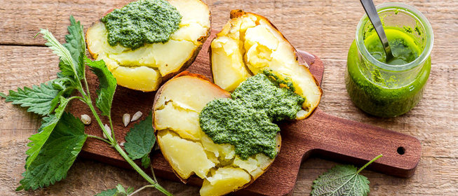 Печеный картофель с песто из крапивы