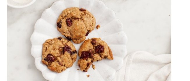 Шоколадное печенье с вишней