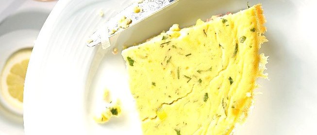 Омлет со сметаной на сковороде