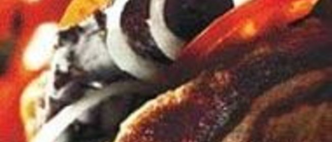 Гречневые блины, фаршированные жареной ягнятиной и овощами