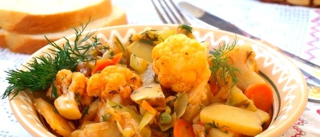 Овощное рагу с цветной капустой и картошкой