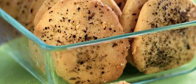 Печенье с пармезаном и травами