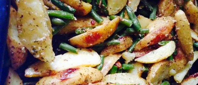 Запечённый картофель с фасолью и кунжутом