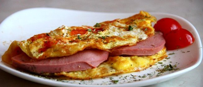 Омлет с ветчиной и помидорами