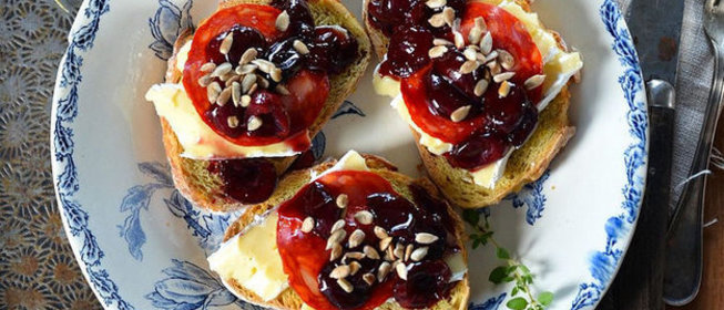 Брускетта с сыром бри и вишней