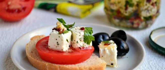 Сыр фета в масле с травами и чесноком