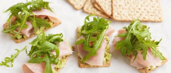Крекеры с авокадо, ветчиной и рукколой