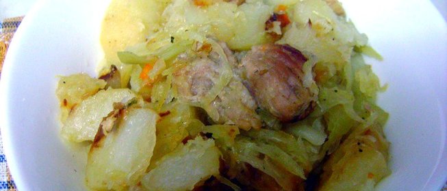 Картофель тушеный со свининой и капустой