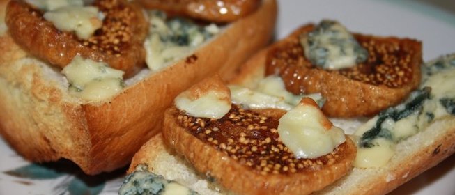 Брускетта с вяленым инжиром и голубым сыром