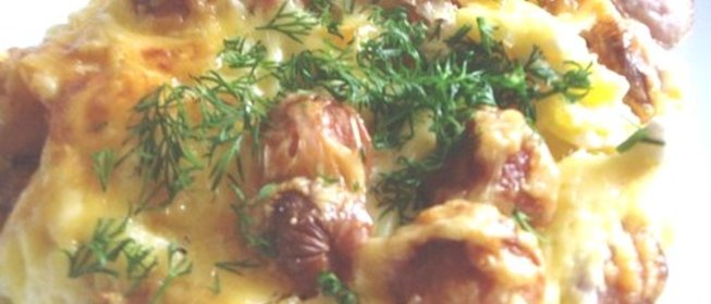 Запеченный картофель с сосисками