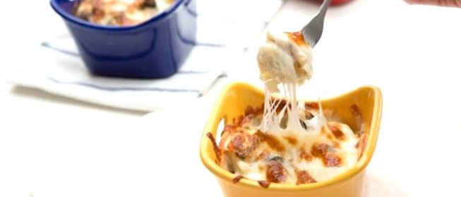 Запеканка из пельменей с сыром и грибами