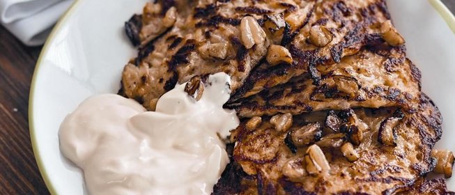 Драники со шкварками, луком и паприкой