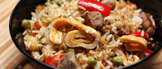 Рис со свининой, овощами и омлетом