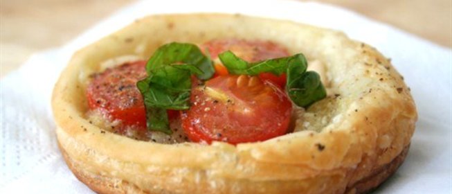 Томатные тарталетки с базиликовым маслом
