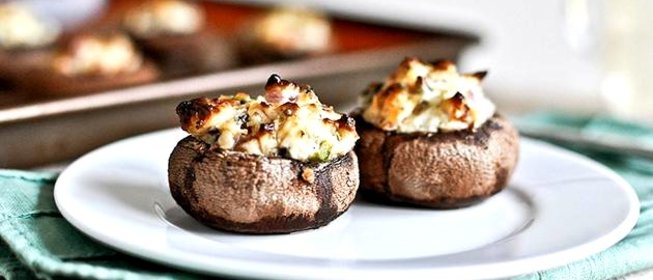 Грибы, фаршированные сливочным сыром, пепперони и перцем