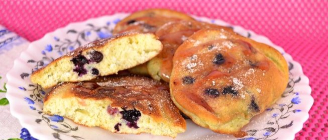 Бисквитные оладьи с черникой