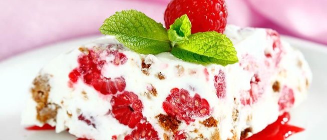 Семифредо из рикотты с малиной и миндальным печеньем