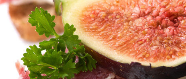 Брускетта с инжиром, ветчиной и сливочным сыром