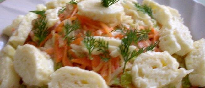 Острый салат с курицей и омлетом