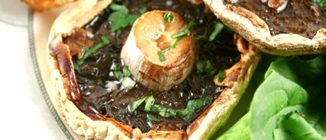 Грибы на гриле с трюфельным маслом, рукколой и пармезаном