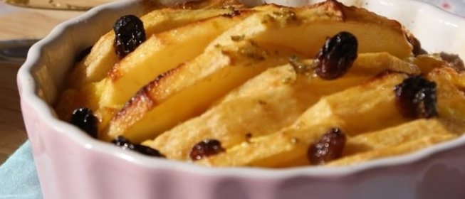 Яблочная запеканка с изюмом