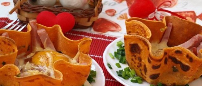 Яичница с ветчиной в томатных блинах