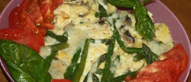 Омлет со спаржей и шампиньонами