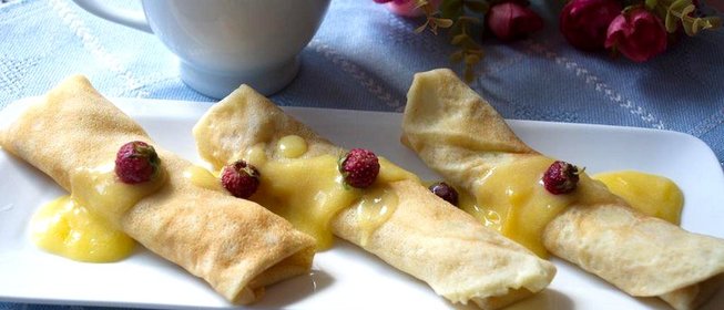 Блинчики с лимонным кремом бананами и земляникой