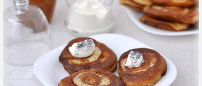 Медовые оладьи с яблоком