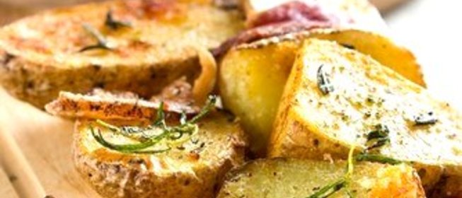 Запеченый в фольге картофель с травами и чесноком