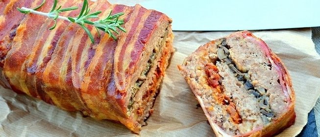 Слоеная мясная запеканка в беконе