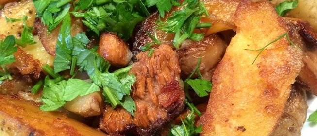 Жареный картофель с лисичками