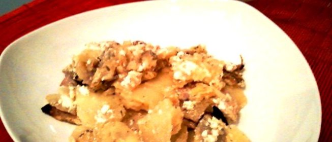 Запеченный топленый картофель с ветчиной и луком