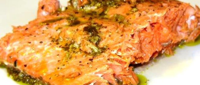 Лосось с соусом песто