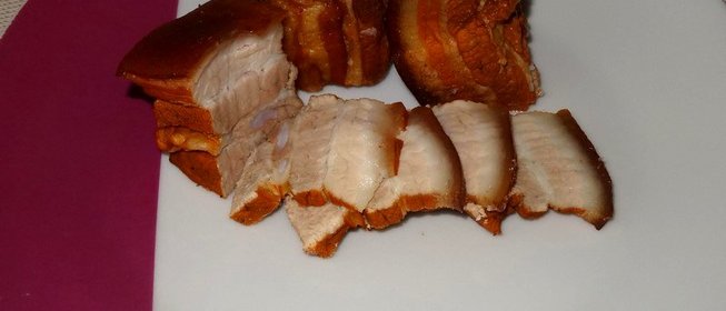 Вареное сало с прослойкой в луковой шелухе