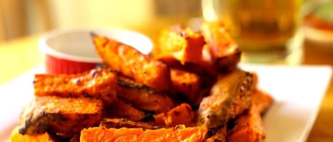 Запеченный сладкий картофель с пряностями