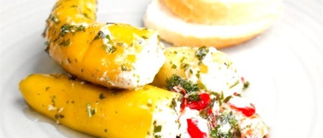 Перцы халапеньо, фаршированные маскарпоне, в беконе на гриле