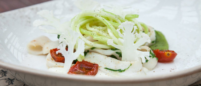 Теплый салат с кальмарами