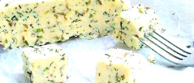 Домашний сыр с зеленью и тмином