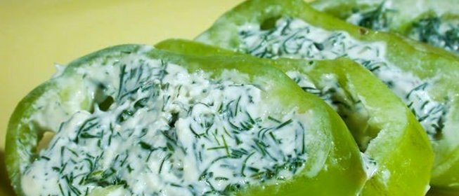 Перец, фаршированный творогом и сыром