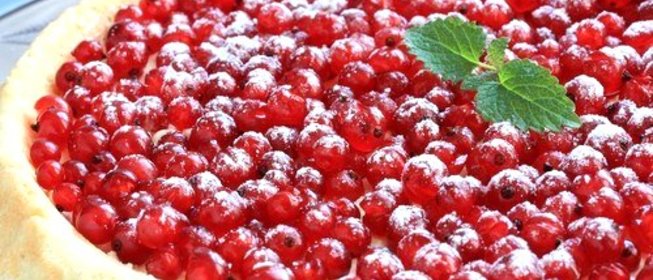 Сладкая пицца с красной смородиной