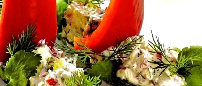 Лодочки из огурцов со сладким перцем и творогом