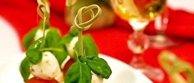 Канапе с моцареллой к шампанскому