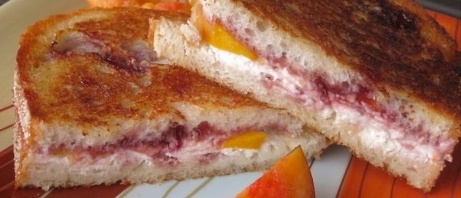 Сэндвич с персиками, козьим сыром и малиновым джемом